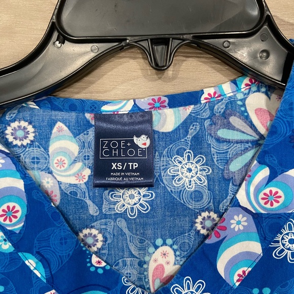 Zoe and Chloe Scrub Top - Picture 2 of 3